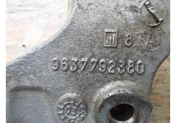 Кронштейн кріплення подушки двигуна Peugeot Partner, 9637792380